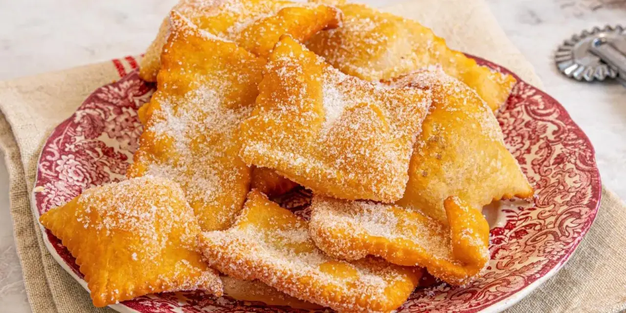 Deliciosas hojuelas fritas espolvoreadas con azúcar, como si fueran miel sobre hojuelas. Un postre crujiente y dulce.