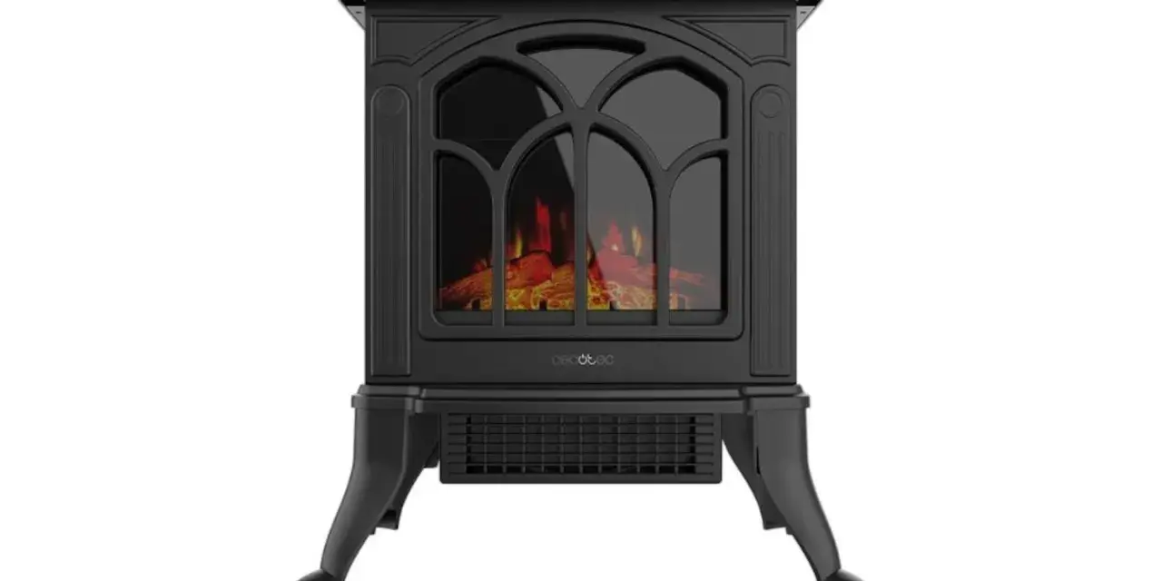Chimenea eléctrica negra con efecto de leña ardiendo, un ejemplo de los modernos tipos de chimeneas de obra.