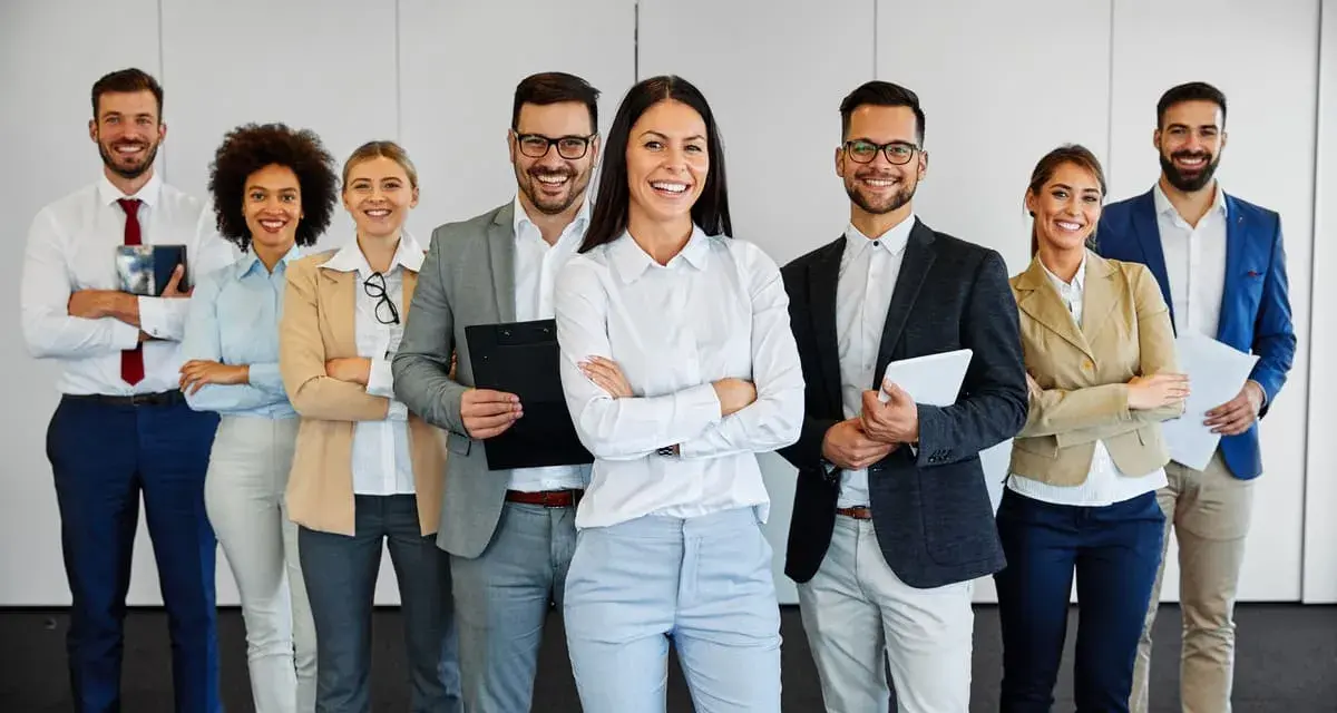 Une équipe souriante, prête à relever les défis. La compétence chef d'équipe est palpable dans leur assurance.