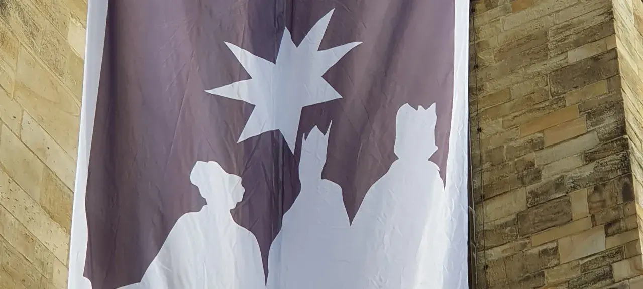 Banner mit Stern und drei Königen, die die **Epiphanie Bedeutung** symbolisieren.