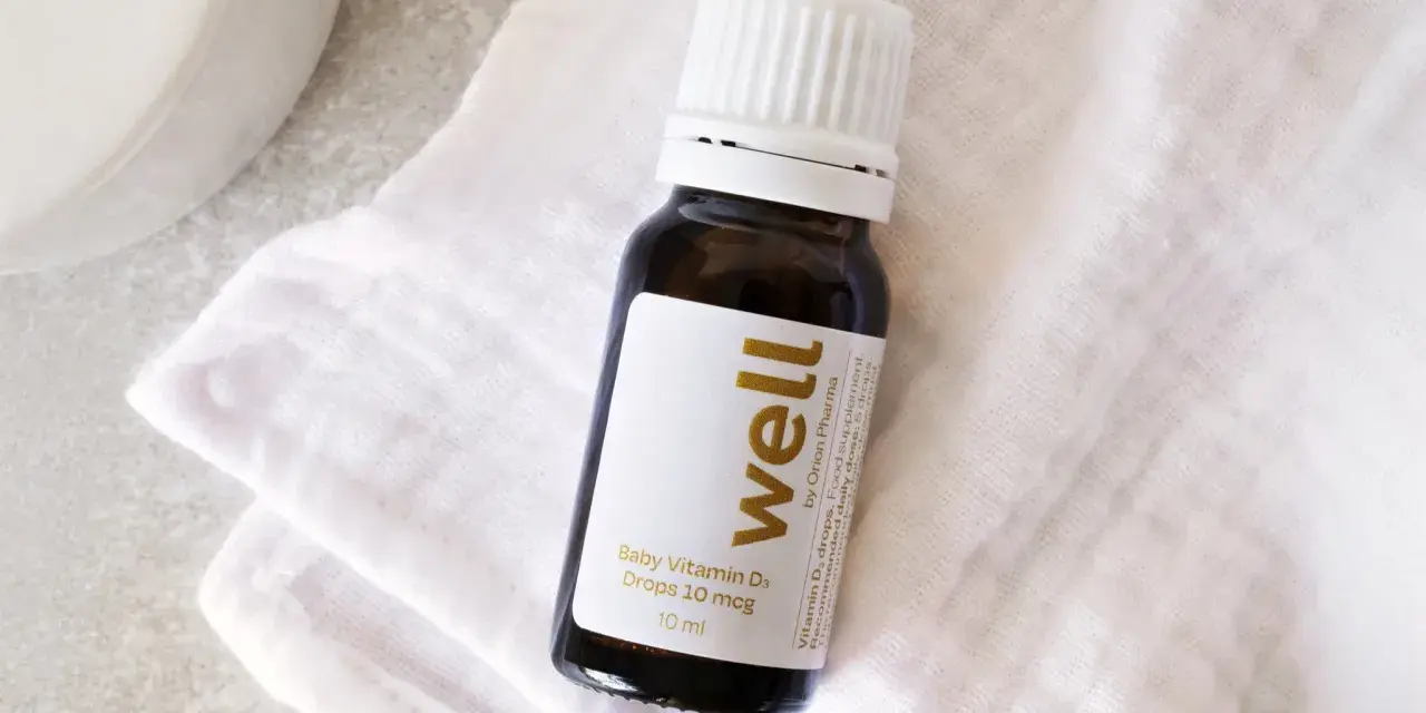 En flaska med "well" baby D-vitamindroppar, 10 mcg, 10 ml. Perfekt för barn som behöver extra D-vitamin.
