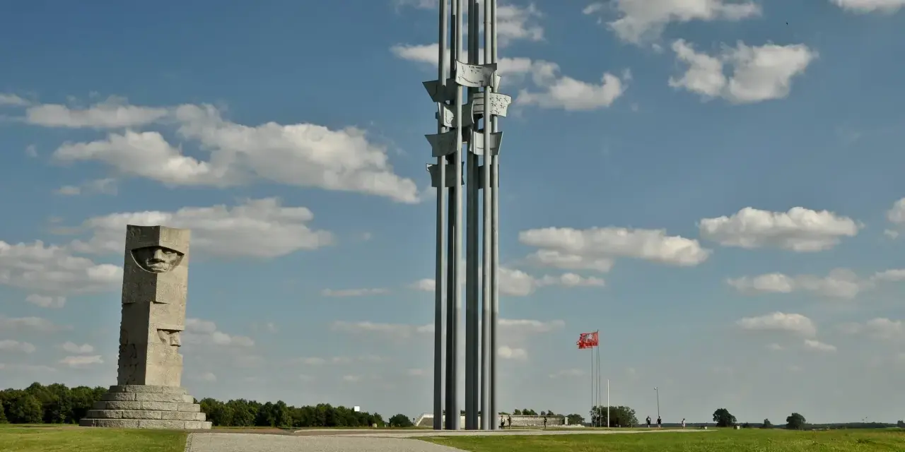Pomnik Grunwaldzki, symbolizujący miejsce, gdzie leży Grunwald na mapie Polski, wznosi się dumnie pod błękitnym niebem.