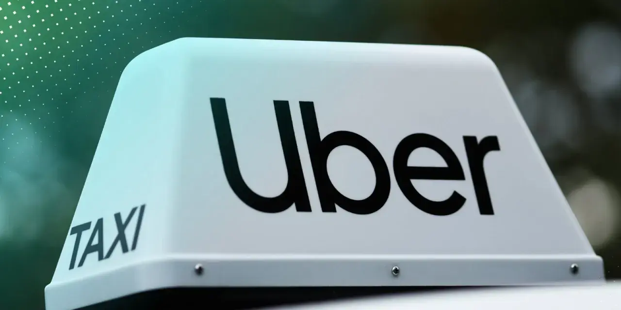 Uber Taxi-Schild auf einem Auto. Werden Sie jetzt Uber Partner und starten Sie Ihre Karriere!