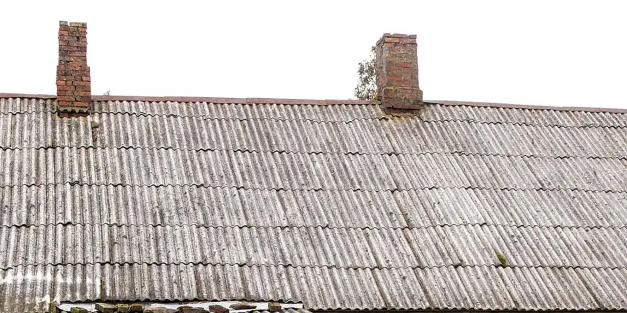 Ile kosztuje zdjęcie eternitu z dachu? Sprawdź, co wpływa na ceny