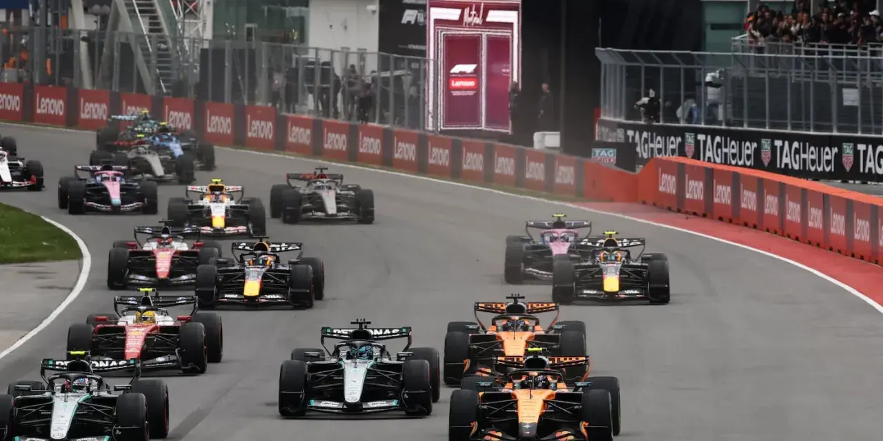 Monoplazas compiten en el GP de Canadá, una carrera emocionante con varios coches luchando por la victoria.