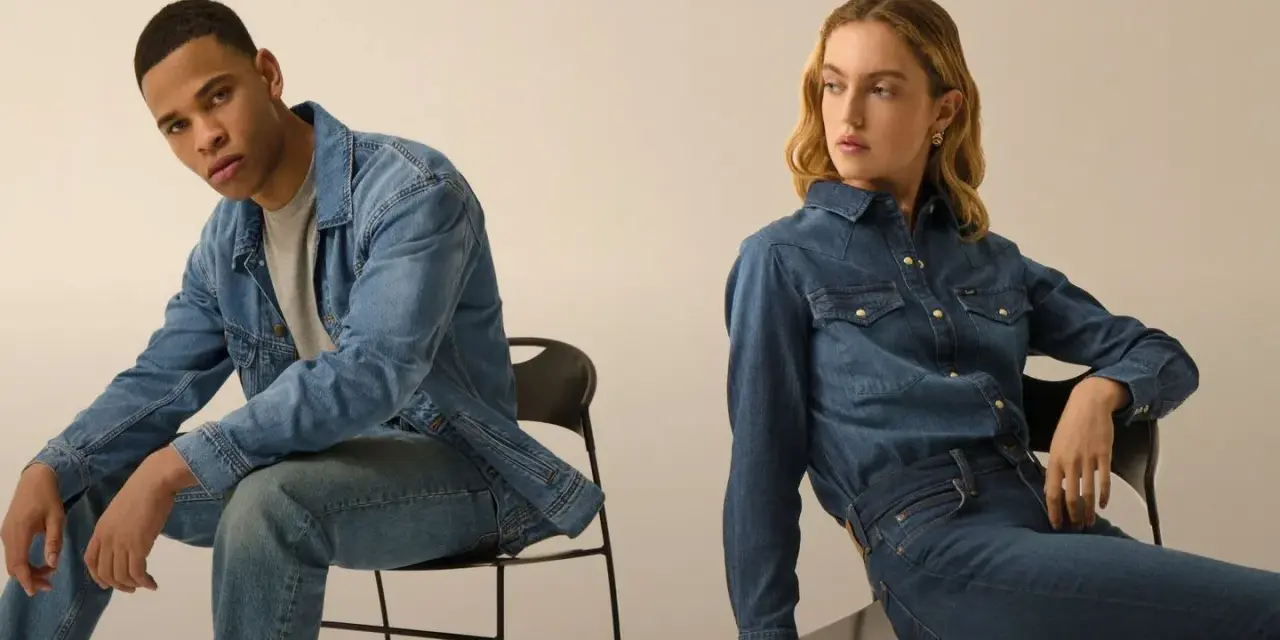 Uomo e donna in total look denim. Scopri i diversi tipi di jeans uomo per ogni stile.