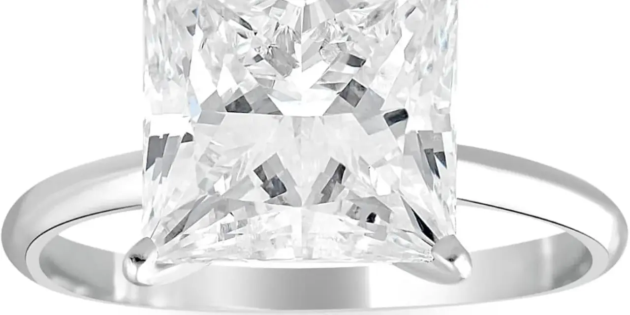 Bague en or blanc sertie d'un diamant à la découpe princesse, éclatant de mille feux.