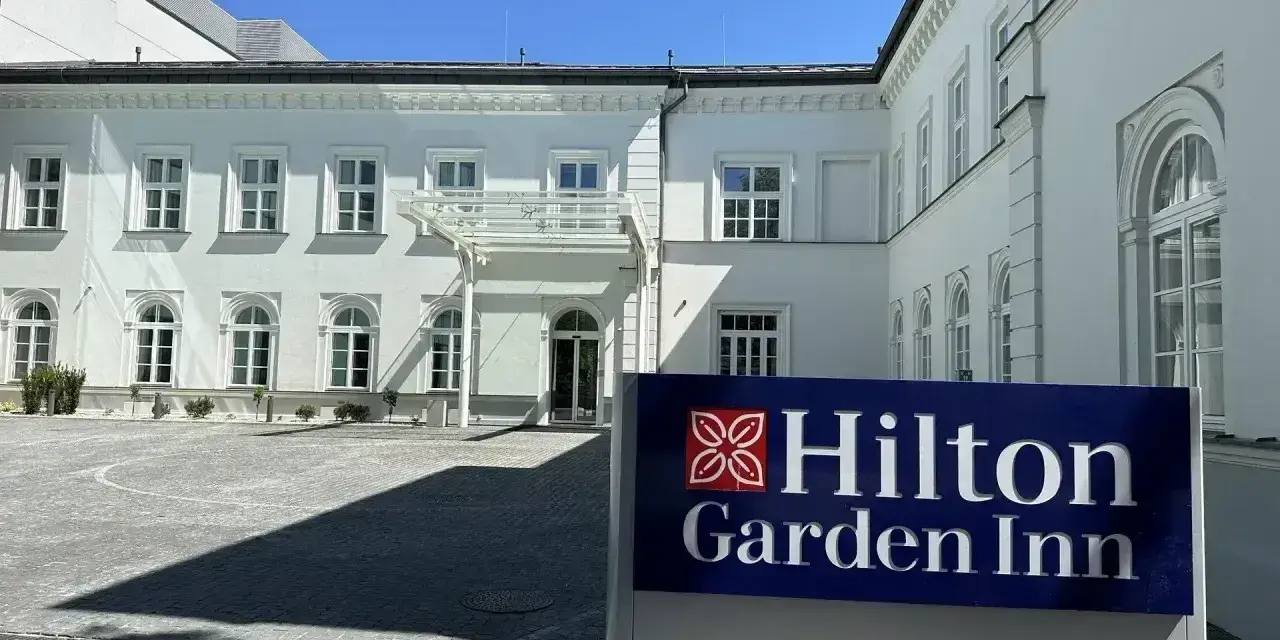 Elegancki hotel Hilton Garden Inn. "Inn" w nazwie hotelu sugeruje przytulne miejsce, jak dawne zajazdy, oferujące gościnność i odpoczynek.