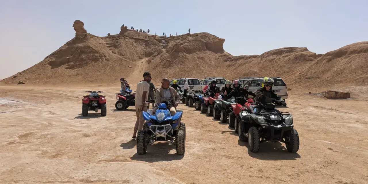 Un'avventura in Tunisia in moto in solitaria, tra dune desertiche e formazioni rocciose uniche. Un gruppo di quad pronti per l'esplorazione.