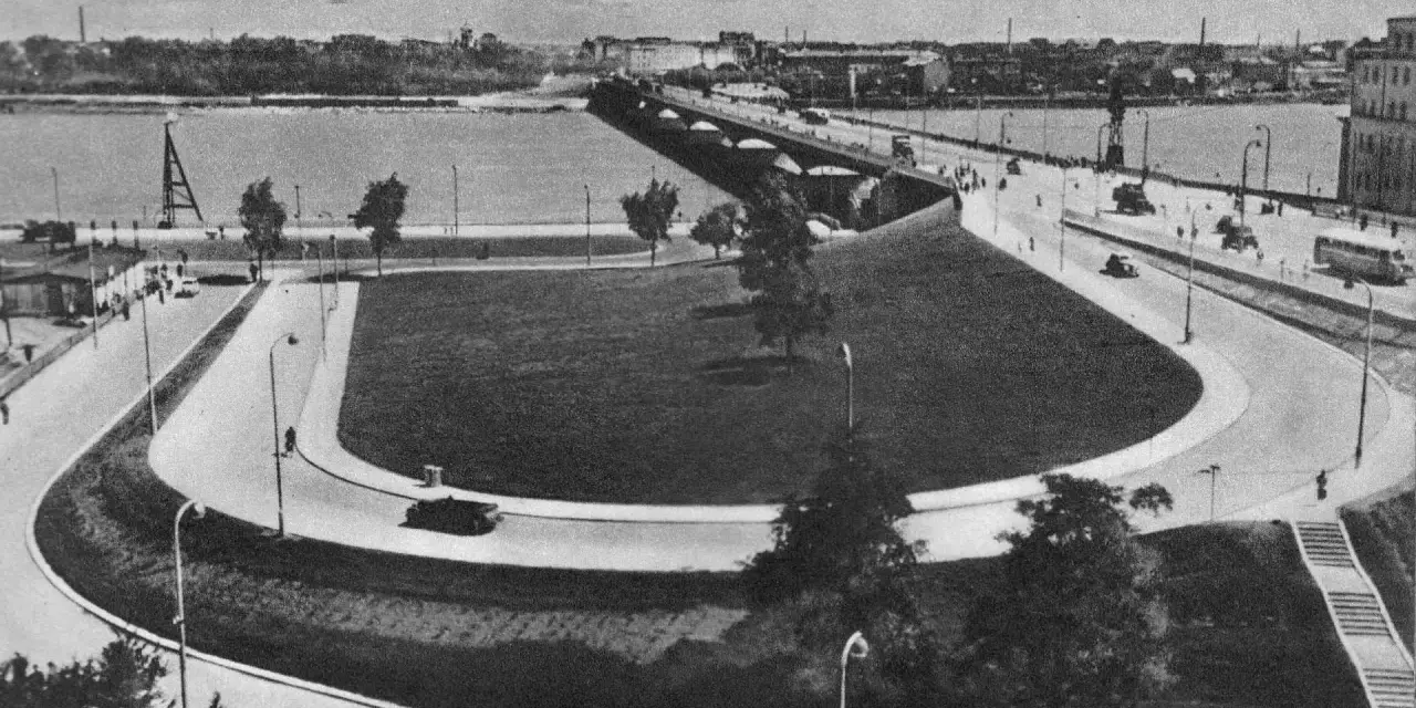 Most Śląsko-Dąbrowski nad Wisłą, z widokiem na miasto i ruch uliczny.