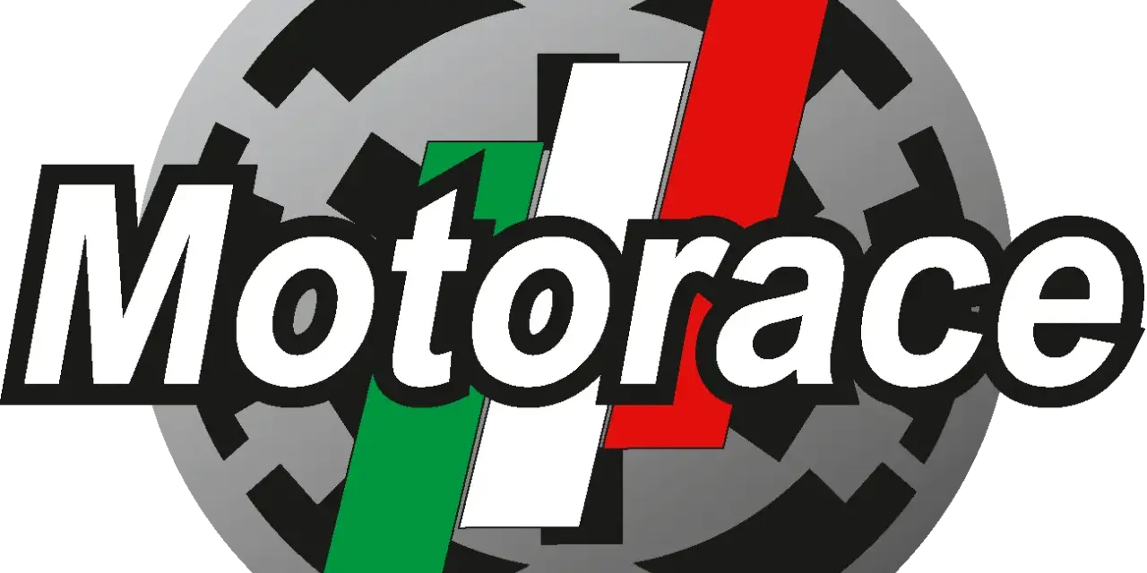 Logo "Motorace" con bandiera italiana e ingranaggio, simbolo di un'associazione moto.