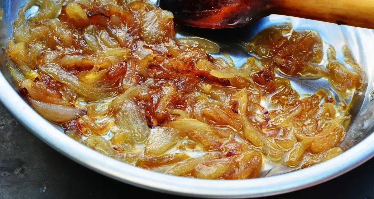Cipolle caramellate bimby, dorate e succose, pronte per arricchire ogni piatto. Un tocco di dolcezza irresistibile.