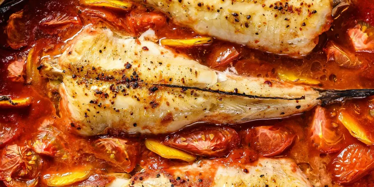 Rape al horno con tomates y limón, un plato jugoso y lleno de sabor.