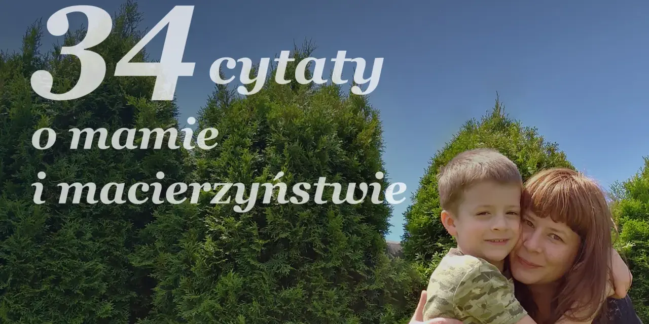 34 cytaty o mamie i macierzyństwie. Uśmiechnięta mama tuli synka na tle zielonych drzew i błękitnego nieba.