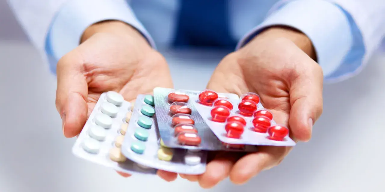 Hände halten Blisterpackungen mit Medikamenten. Möglicherweise zur Linderung von Nervenschmerzen.