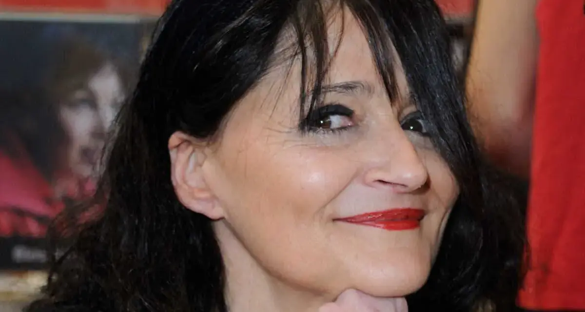 Portrait de Miss.Tic, artiste urbaine dont le décès a marqué le monde de l'art. Son regard pétillant et son sourire énigmatique restent gravés.