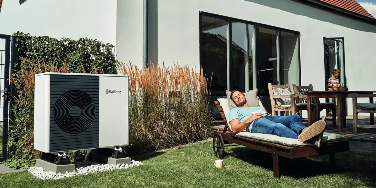 Pompa di calore Vaillant, silenziosa e discreta, permette a un uomo di rilassarsi in giardino senza sentire alcun rumore strano.