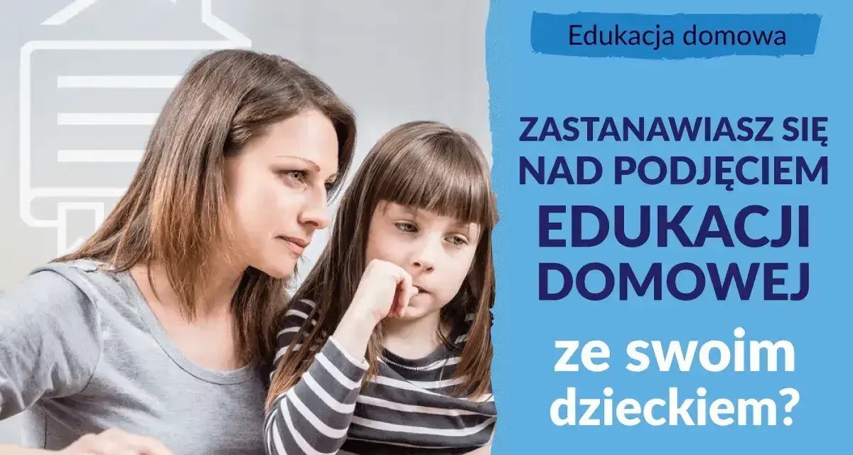 Kobieta i dziecko pochyleni nad komputerem, rozważają edukację domową.