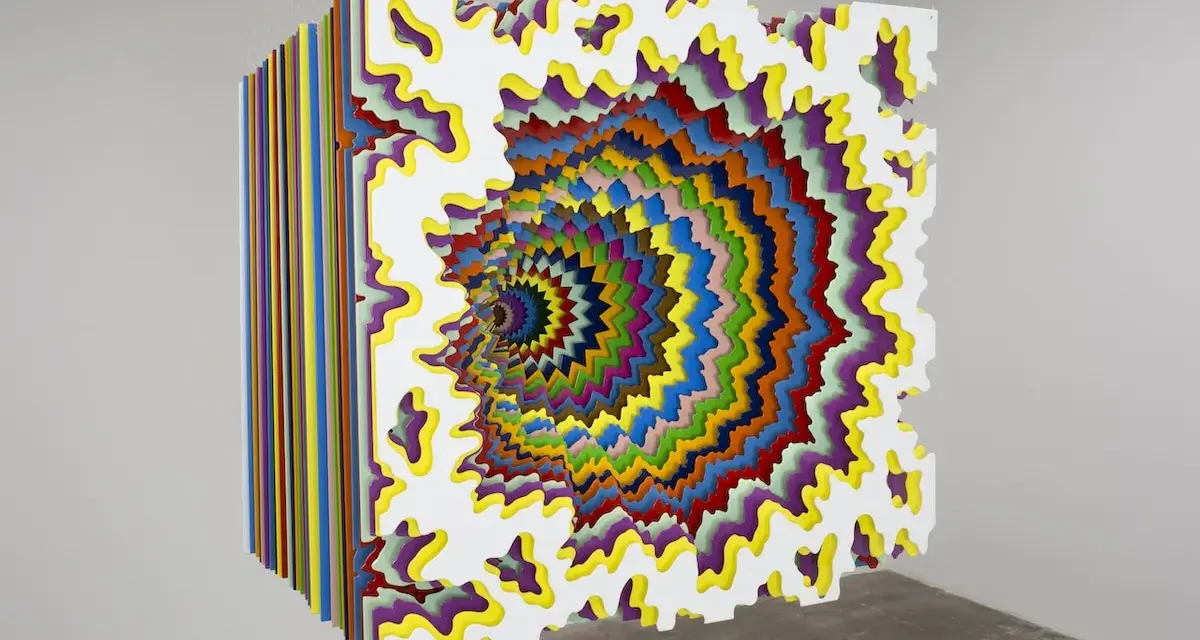 Färgglad, lager-på-lager-skulptur av Jen Stark som skapar en optisk illusion av djup.