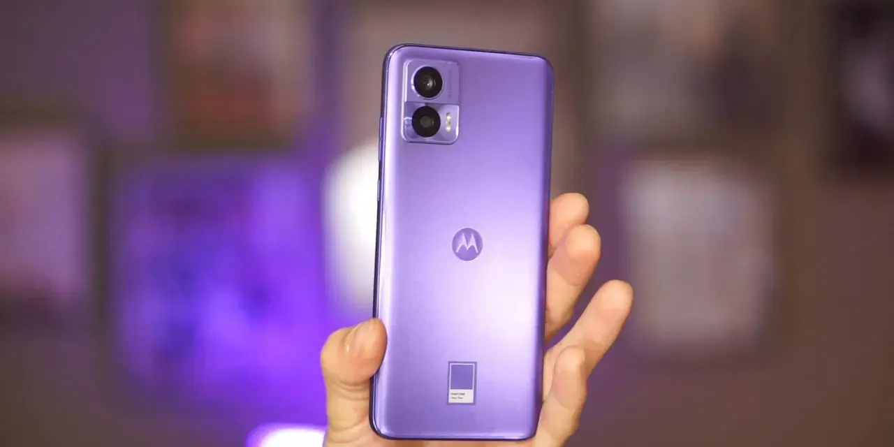 Fioletowy motorola edge 30 lite w dłoni, z widocznym logo producenta i oznaczeniem koloru Pantone.