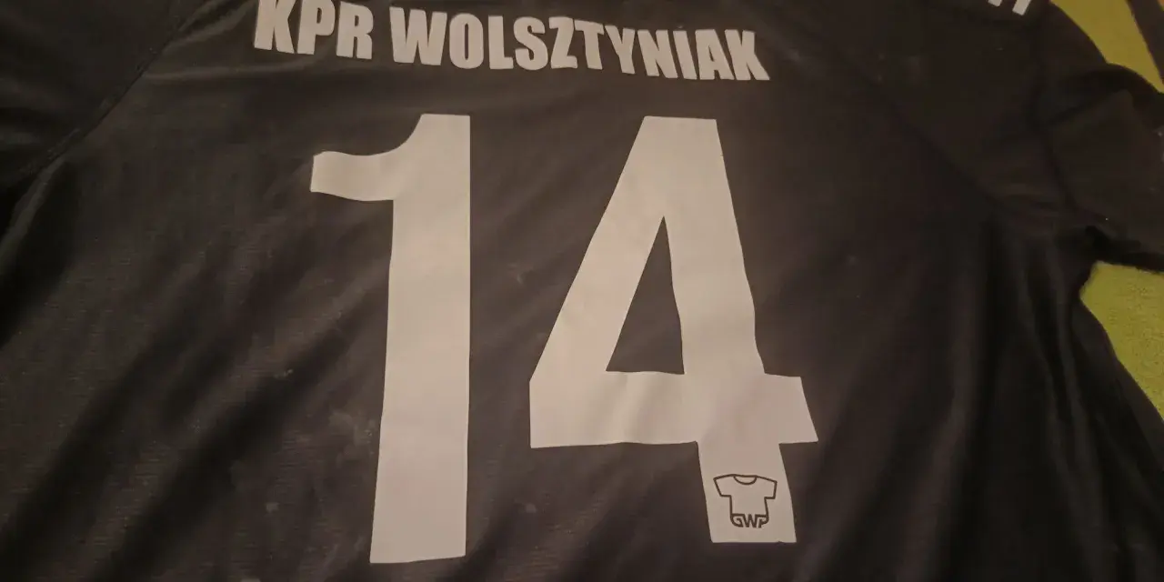 Czarna koszulka z napisem "KPR Wolsztyniak" i numerem 14.