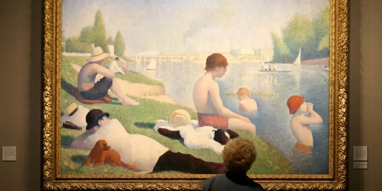 Un peintre pointilliste a capturé une scène estivale au bord de l'eau, avec des baigneurs et des voiliers.