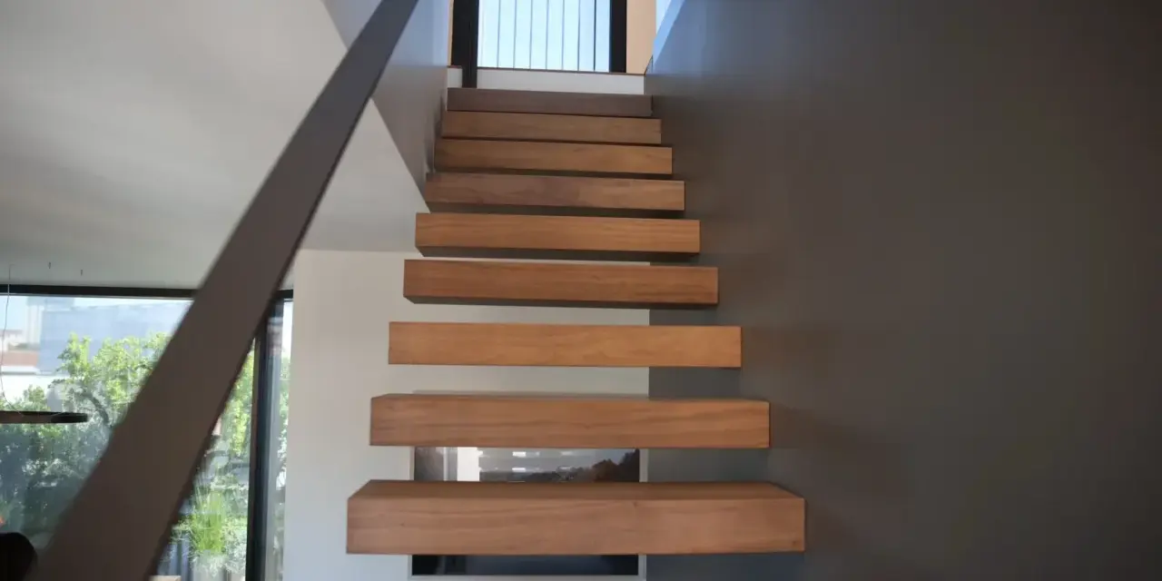 Moderna scala interna con gradini in legno sospesi, un'idea di design minimalista e funzionale.