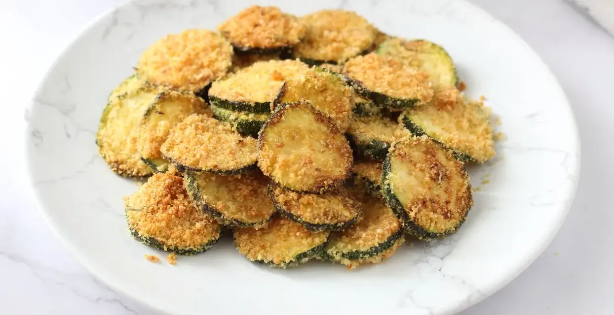 Fettine di zucchine impanate e dorate, cotte in friggitrice ad aria. Croccanti e gustose, perfette come contorno o snack.