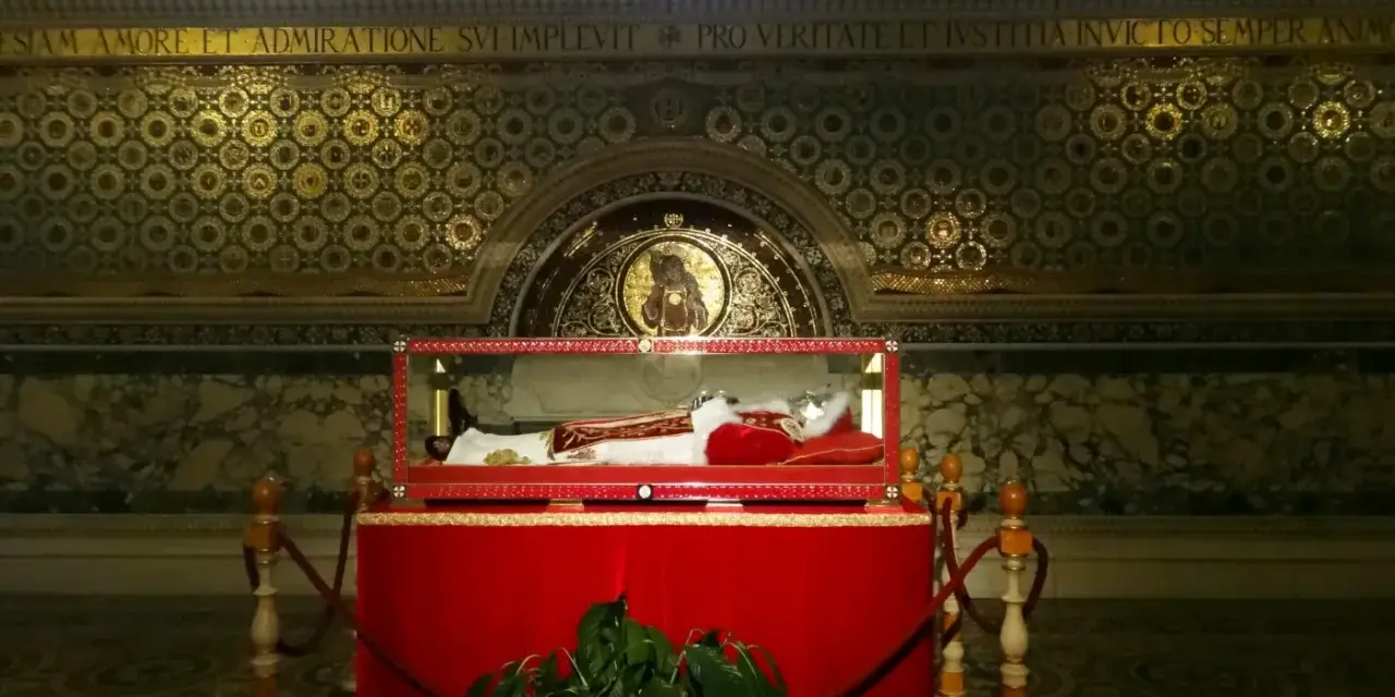 Relikwie papieża, najdłużej panującego, w szklanej trumnie. Złote mozaiki i marmury zdobią wnętrze.