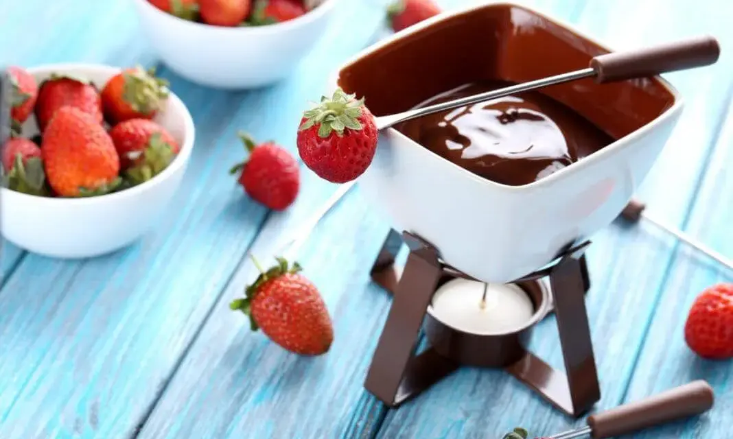 Co do fondue czekoladowego? Najlepsze dodatki i przepisy na deser