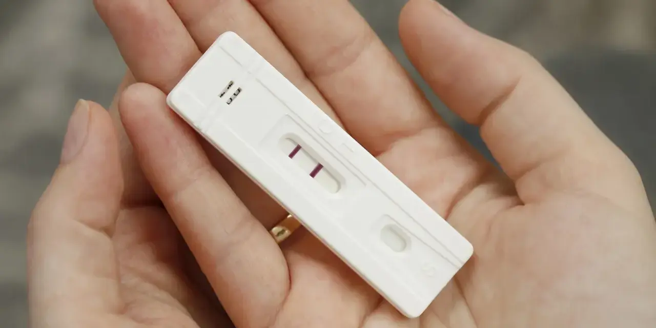 Dwie kreski na teście ciążowym. Zastanawiam się, jaki miałyście śluz po zapłodnieniu, gdy pojawiły się takie wyniki.
