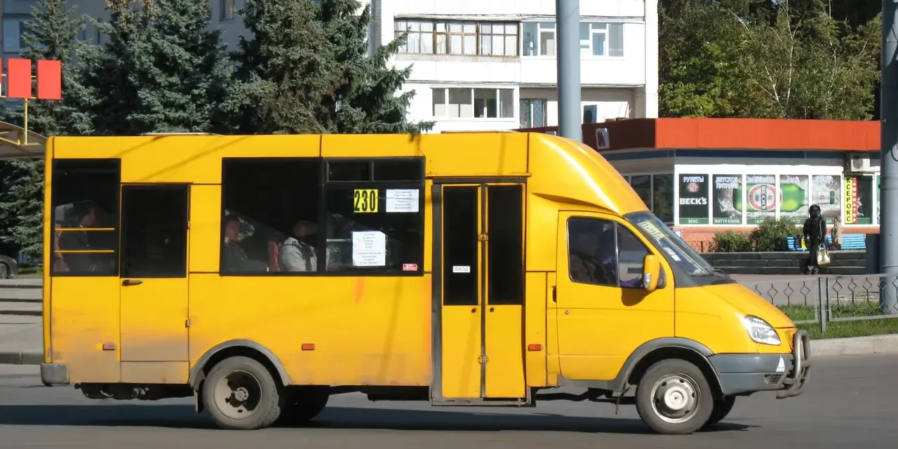 Mały autokar ile miejsc? Sprawdź, ile osób może pomieścić!