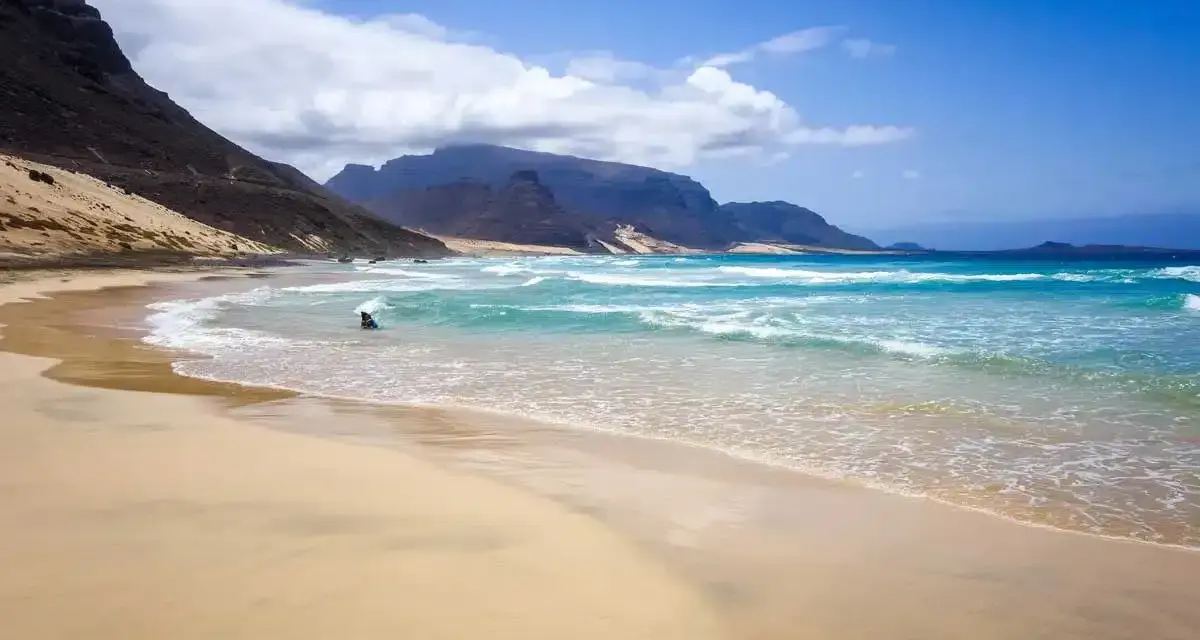 Spiaggia selvaggia a Capo Verde, ideale per surfisti. Quando andare? Primavera e autunno offrono venti perfetti.