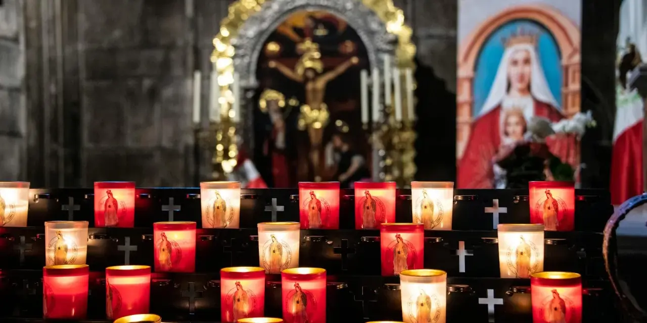 Płonące świece z wizerunkiem Matki Boskiej, symbolizujące modlitwę o uwolnienie z nałogu za kogoś.