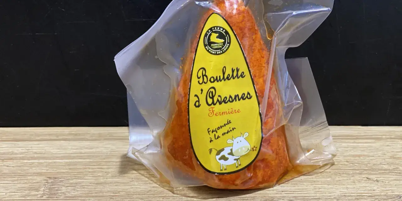 Boulette d'Avesnes fermière, emballée, prête à déguster. Son odeur promet une saveur authentique.