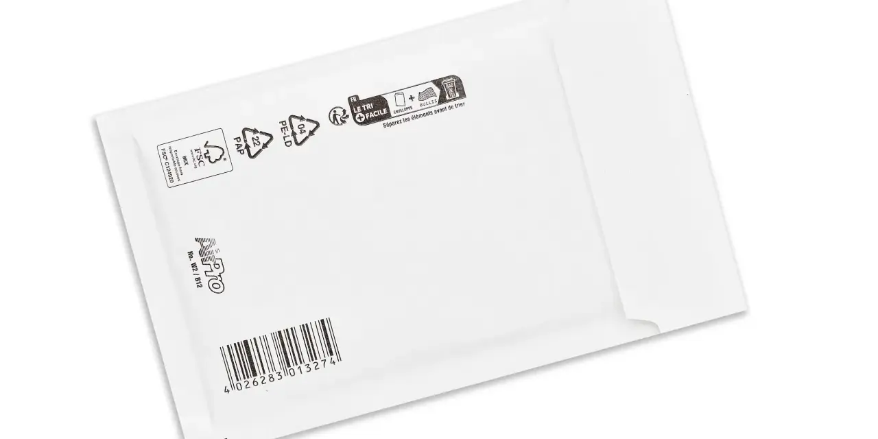 Biała koperta bąbelkowa z oznaczeniami recyklingu i kodem kreskowym. Dowiedz się, jak zaadresować kopertę bąbelkową, by przesyłka dotarła bezpiecznie.