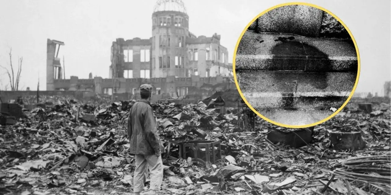Ruiny w Hiroszimie po bombardowaniu atomowym. W oddali widać zniszczony budynek, a na pierwszym planie stos gruzów i stojącego człowieka. W kółku widoczny ślad po ciele.