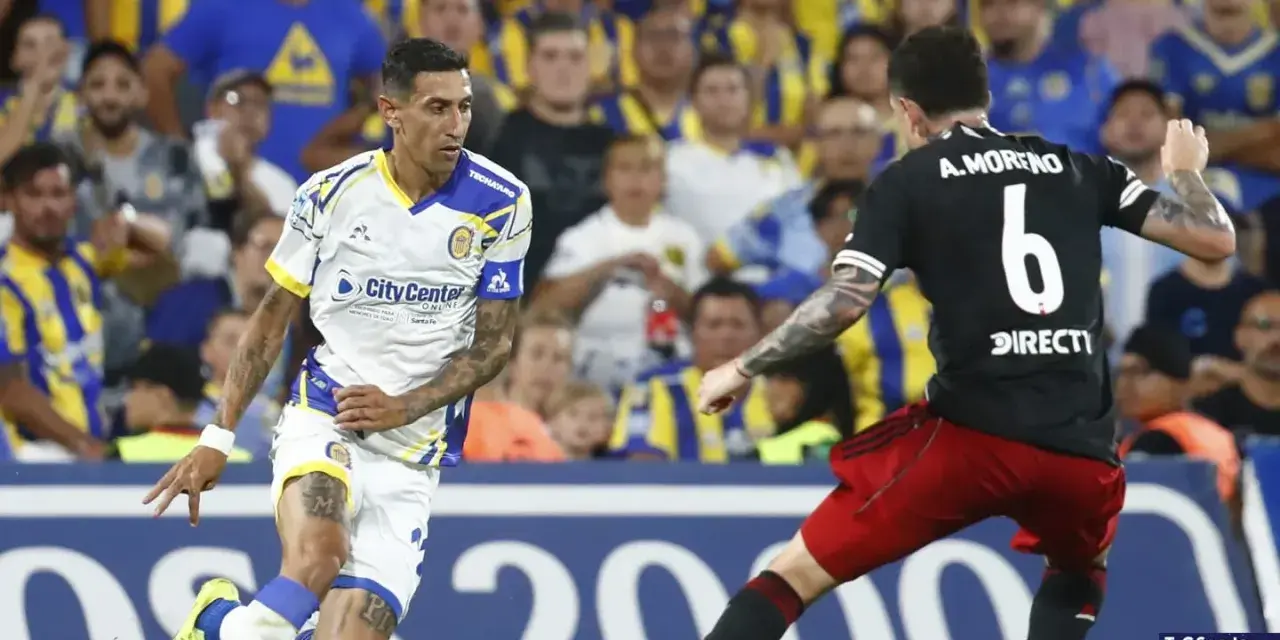 Jugadores de Central y River en acción. El partido se vive con intensidad en la cancha.