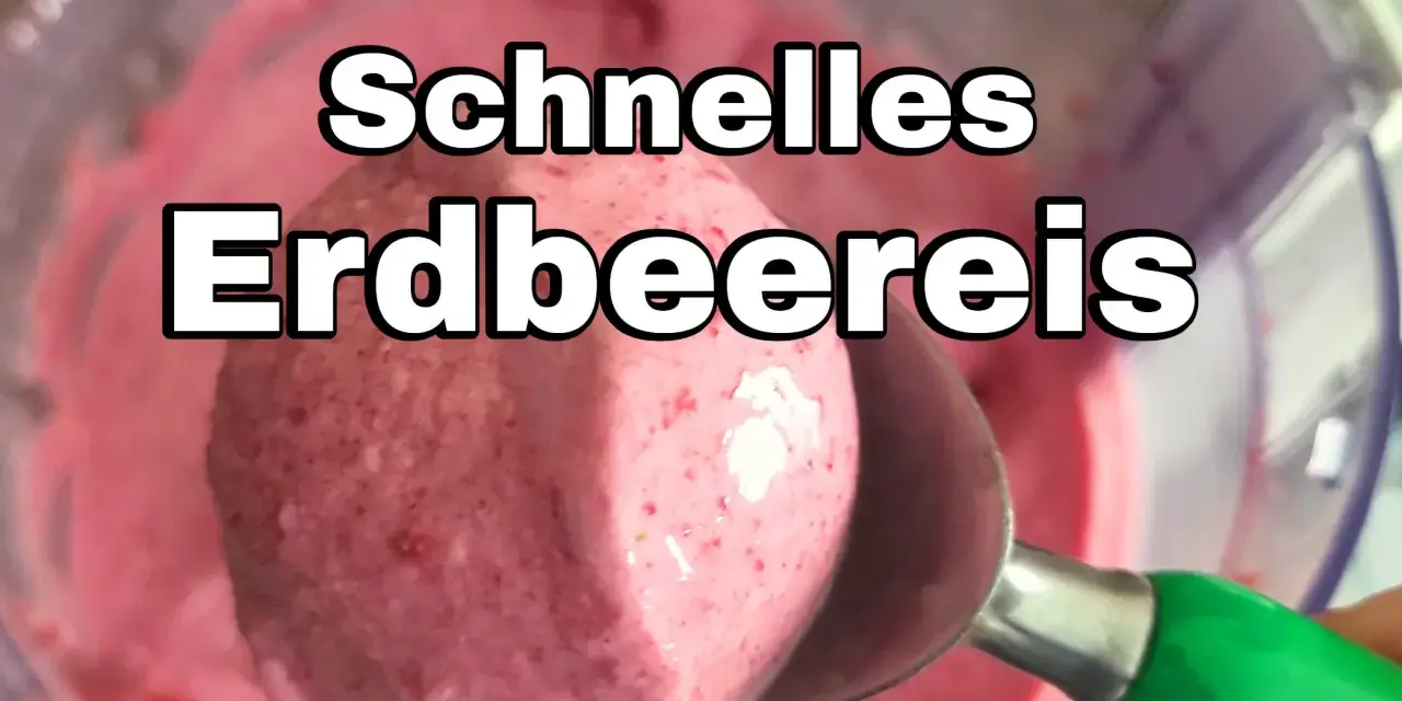 Ein Löffel hebt eine Kugel cremiges Erdbeereis mit Kondensmilch aus einer Schüssel.