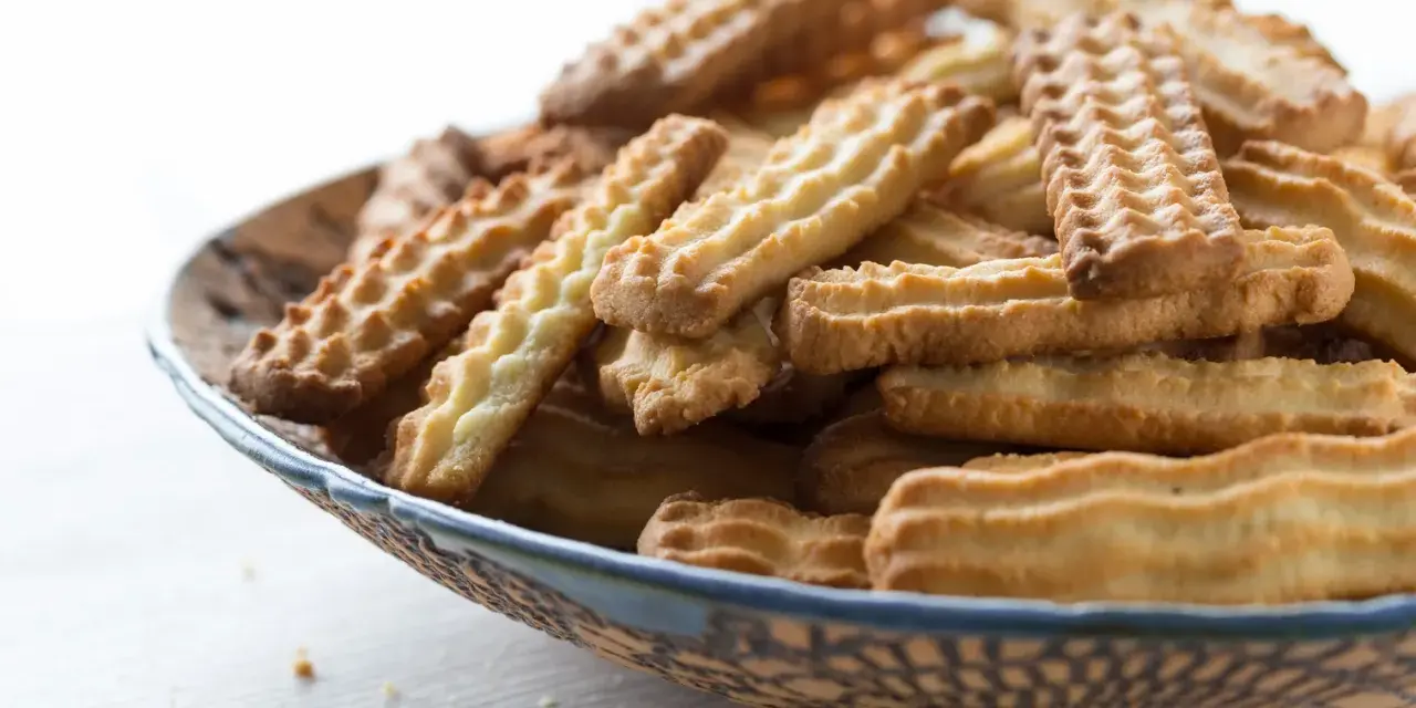Stos ciasteczek w misce, idealnych do kawy. Pyszny przepis na ciastka, który warto wypróbować.