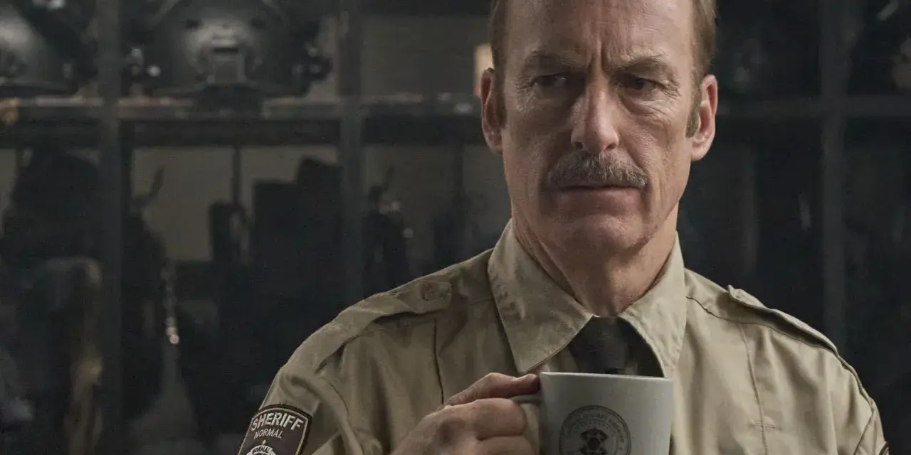Bob Odenkirk w roli szeryfa z kubkiem w dłoni. Jego filmy, seriale i programy to gwarancja świetnej rozrywki.