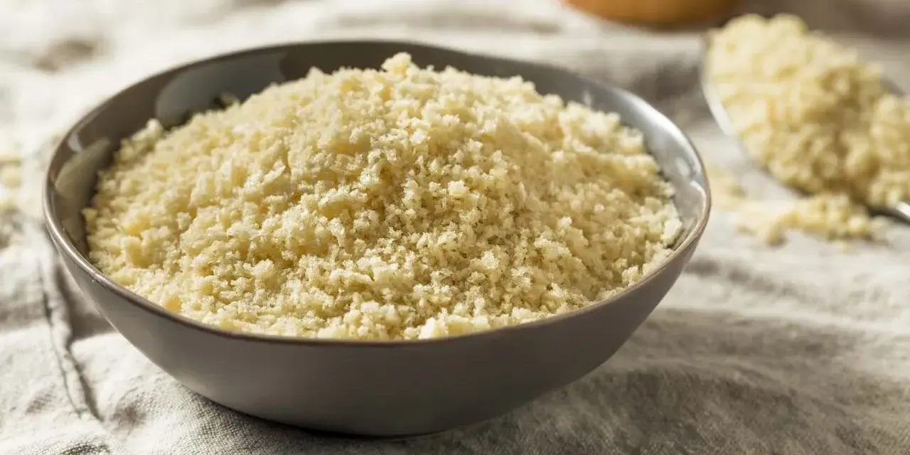 Panko co to? Chrupiąca panierka w misce, idealna do kotletów i innych dań.