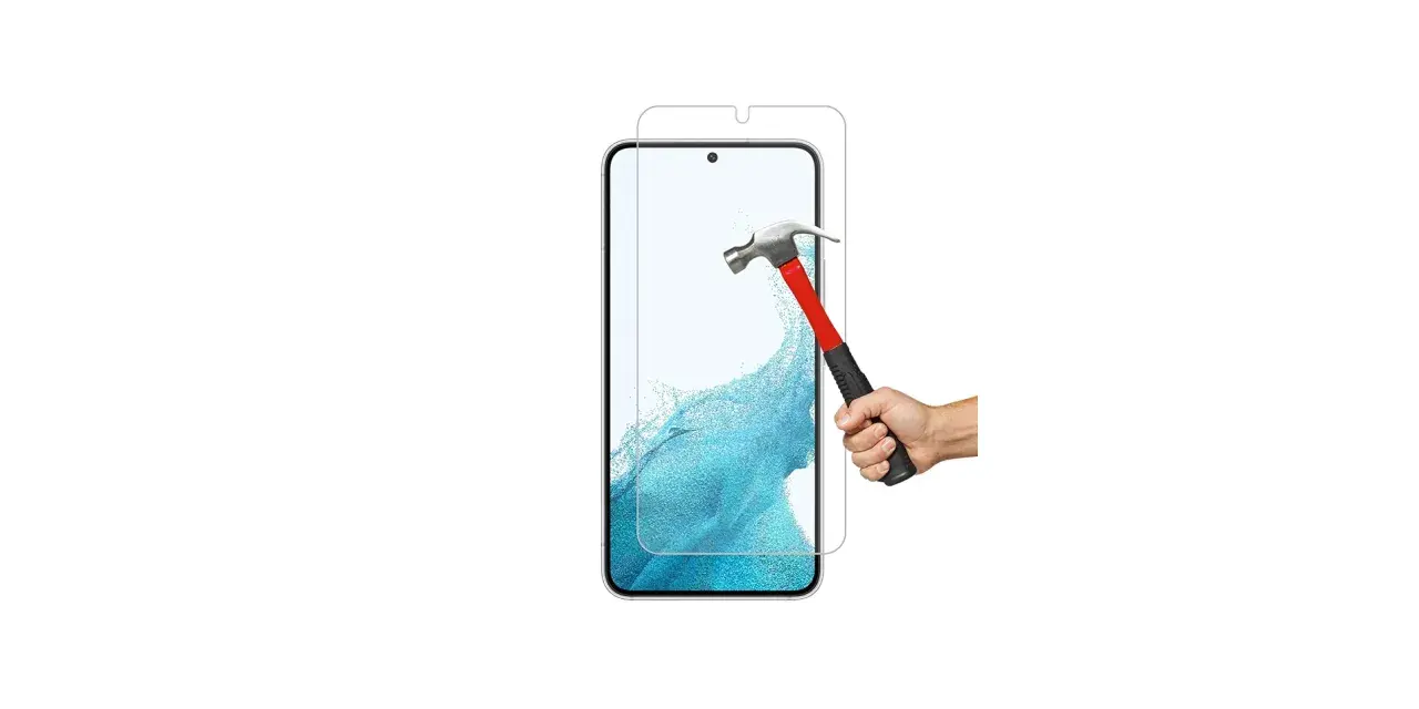 En hammare är på väg att slå mot en skärmskydd samsung s22 plus, som täcker en smartphone.