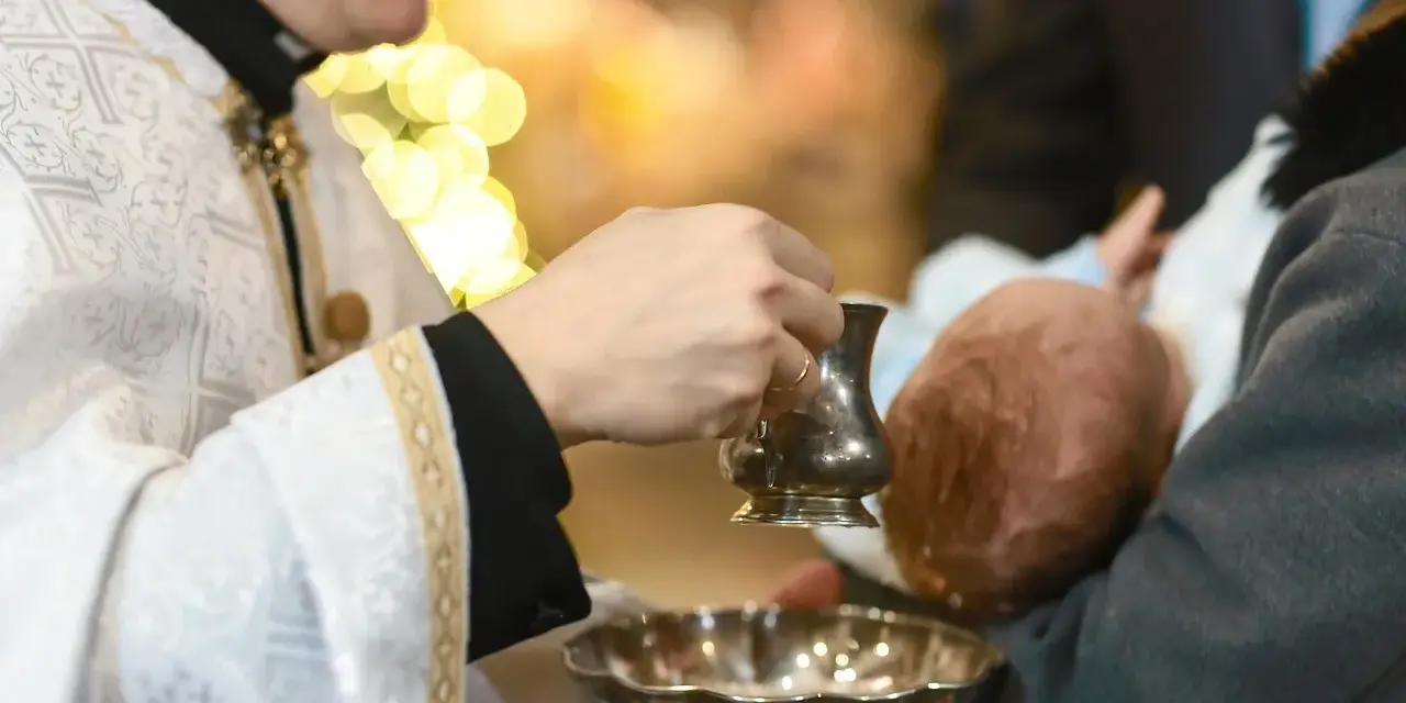 Ile na chrzciny jako gość – ile pieniędzy warto włożyć do koperty?
