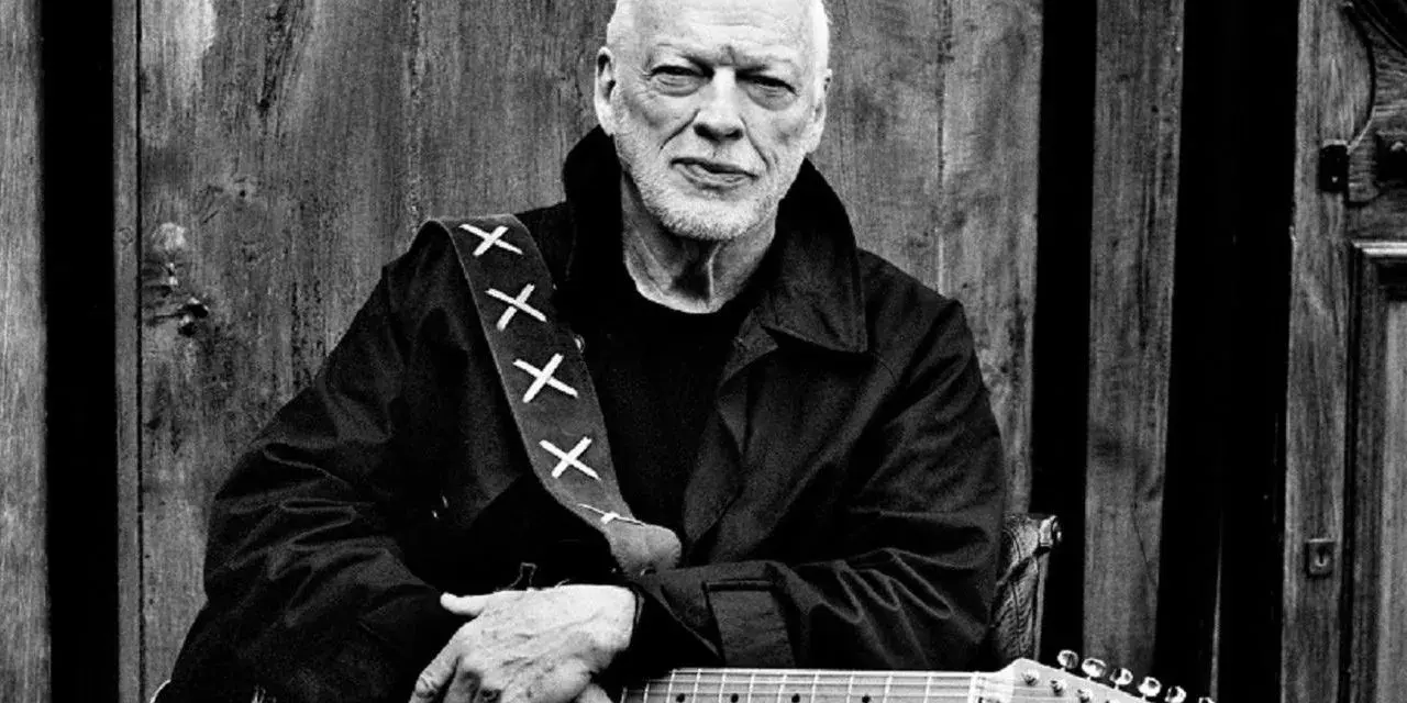 David Gilmour z gitarą, wspominający swoje dzieciństwo i pierwsze dźwięki muzyki.