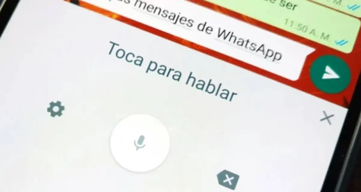 Ekran telefonu z komunikatorem. Widoczna instrukcja "Toca para hablar" i ikona mikrofonu, pokazująca jak włączyć pisanie głosowe.