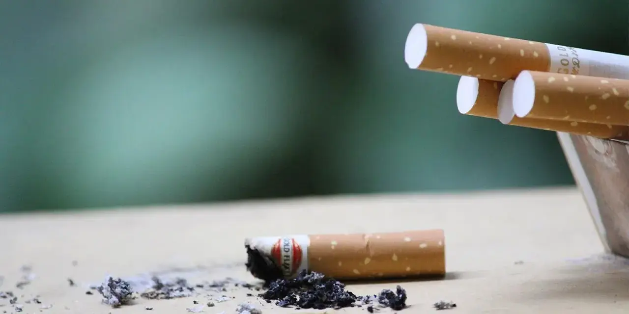 Cenicero con colillas y ceniza. Consejos para saber como quitar el olor a tabaco de la casa.