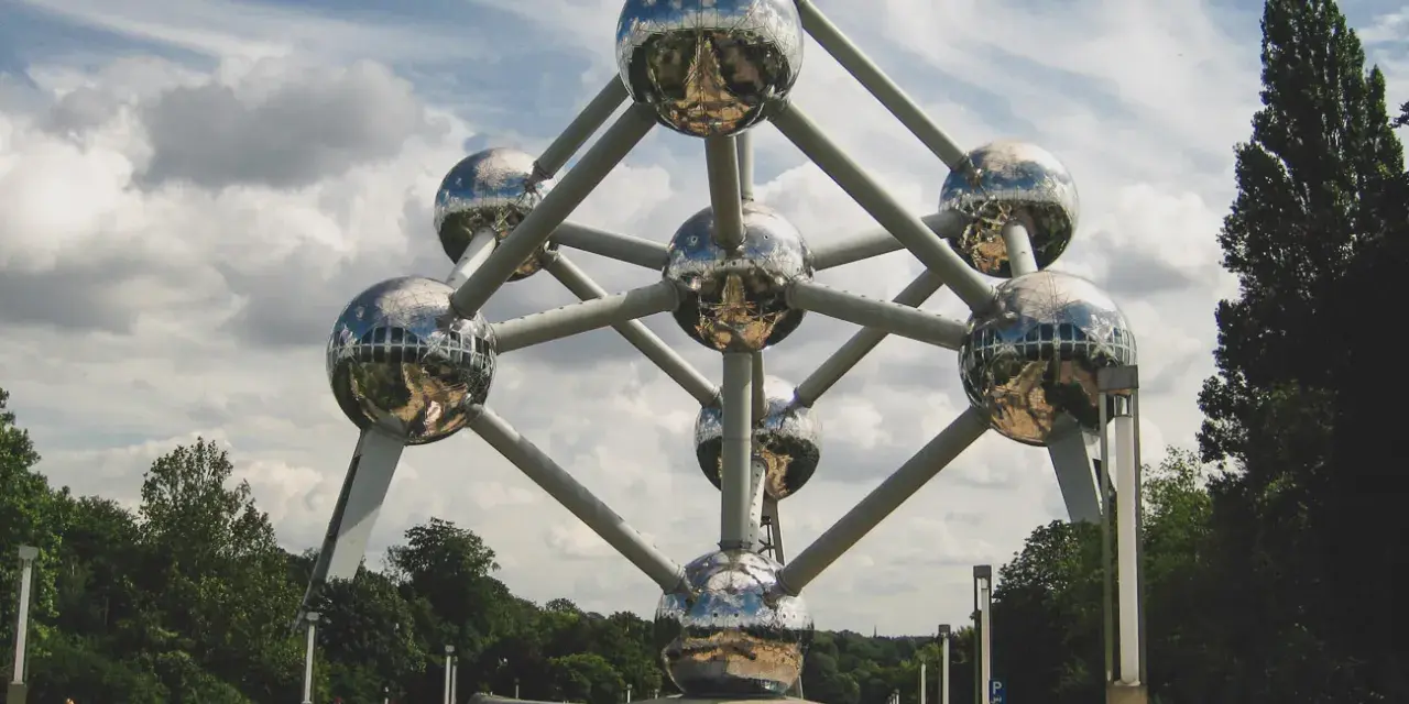 Atomium w Brukseli, symbol miasta. Idealne miejsce na zwiedzanie bruksela w jeden dzień.