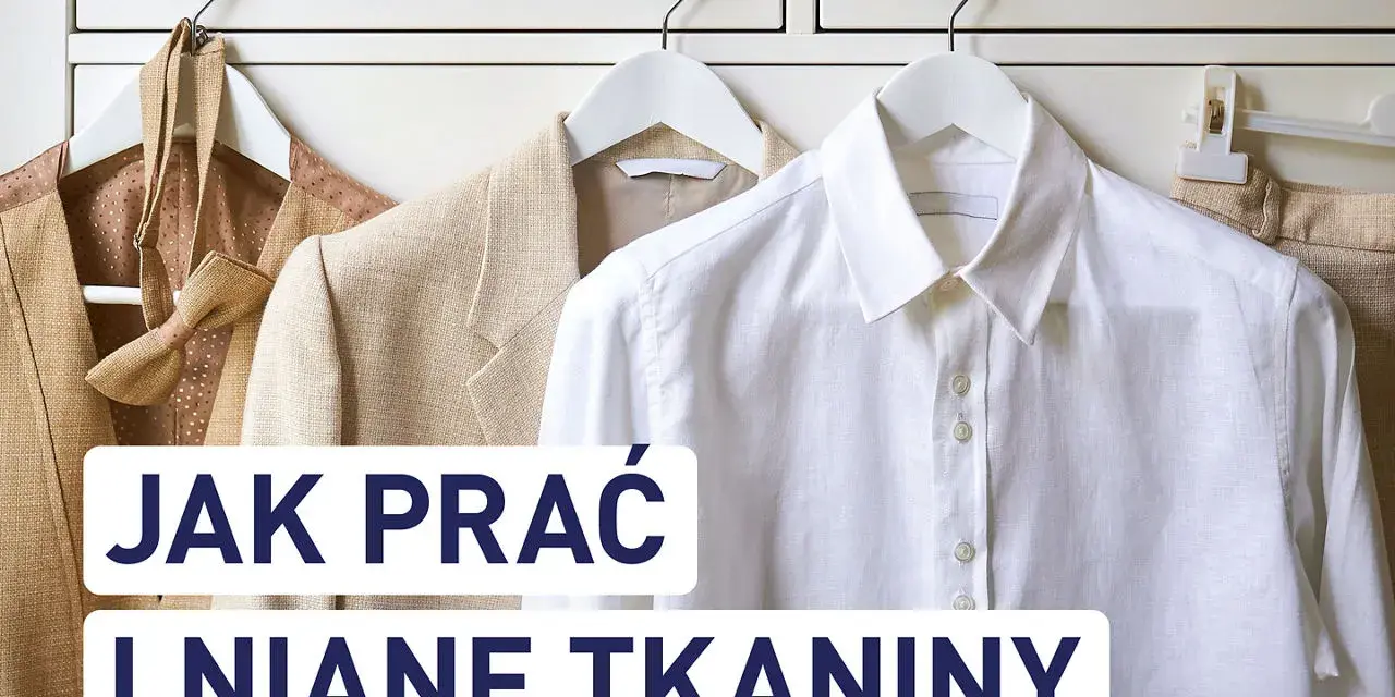 Jak prać len, by ubrania służyły latami. Eleganckie lniane marynarki i koszula wiszą na wieszakach.