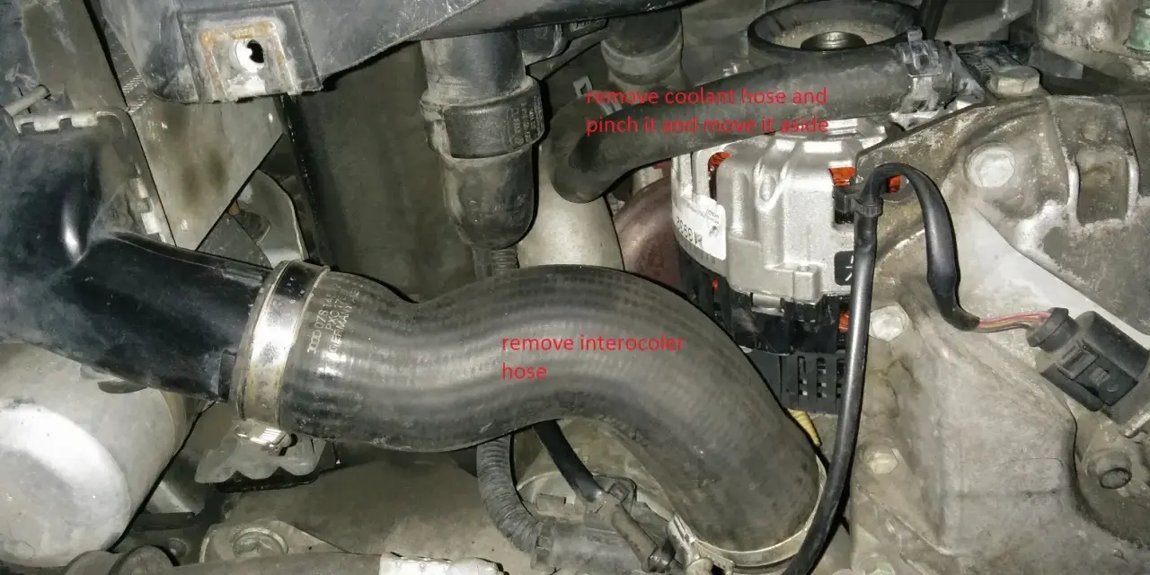 Wymiana odmy Audi A4 B6 2.0. Widoczny wąż intercoolera i przewód chłodnicy.